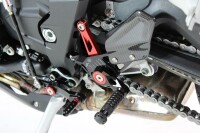 GILLES TOOLING MUE2 Einstellbare Fußrastenanlage Schwarz/Rot MV Agusta Brutale 675/800